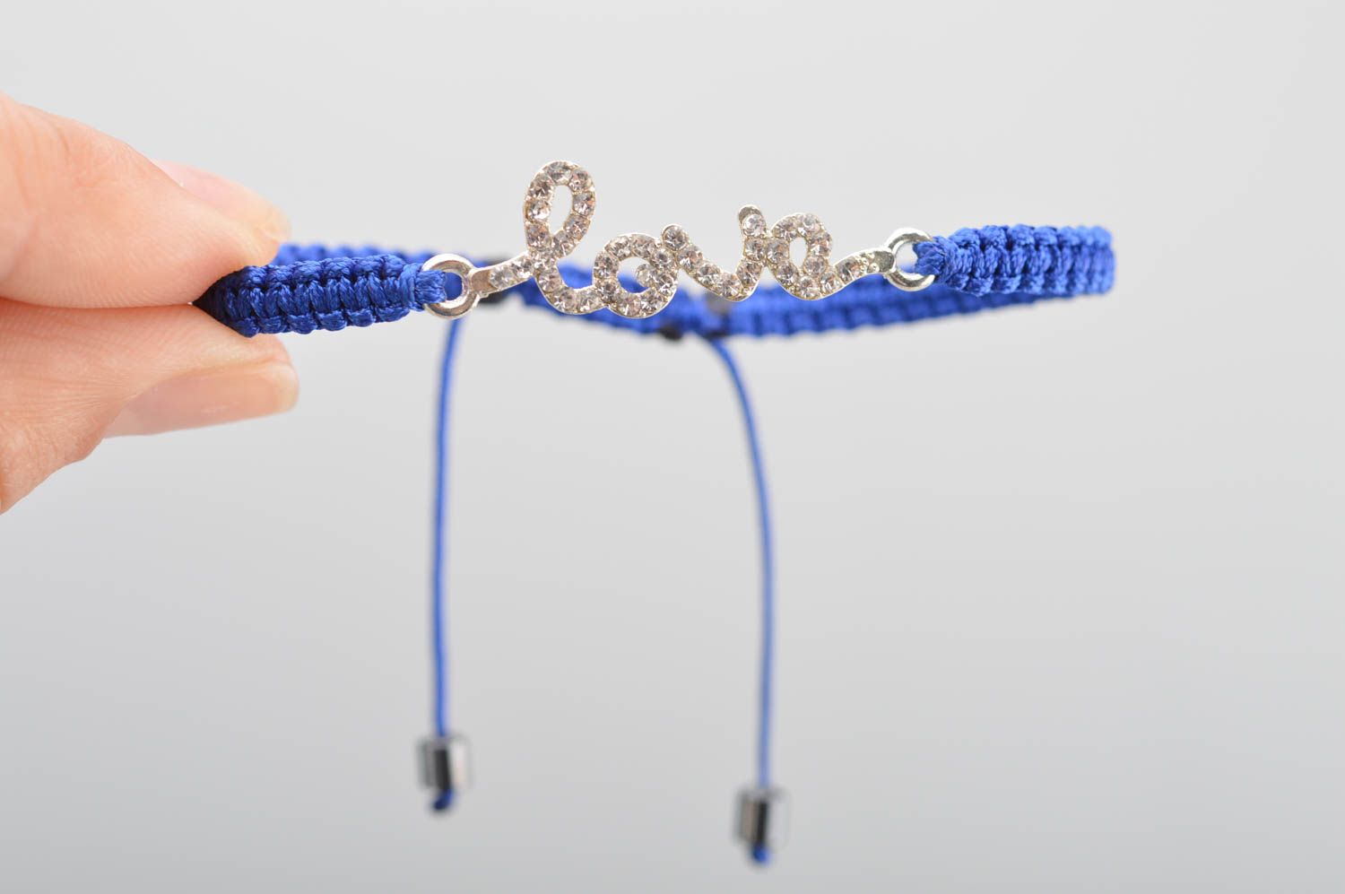 Bracelet tressé en fils de soie fin bleu fait main avec mot love en métal photo 3