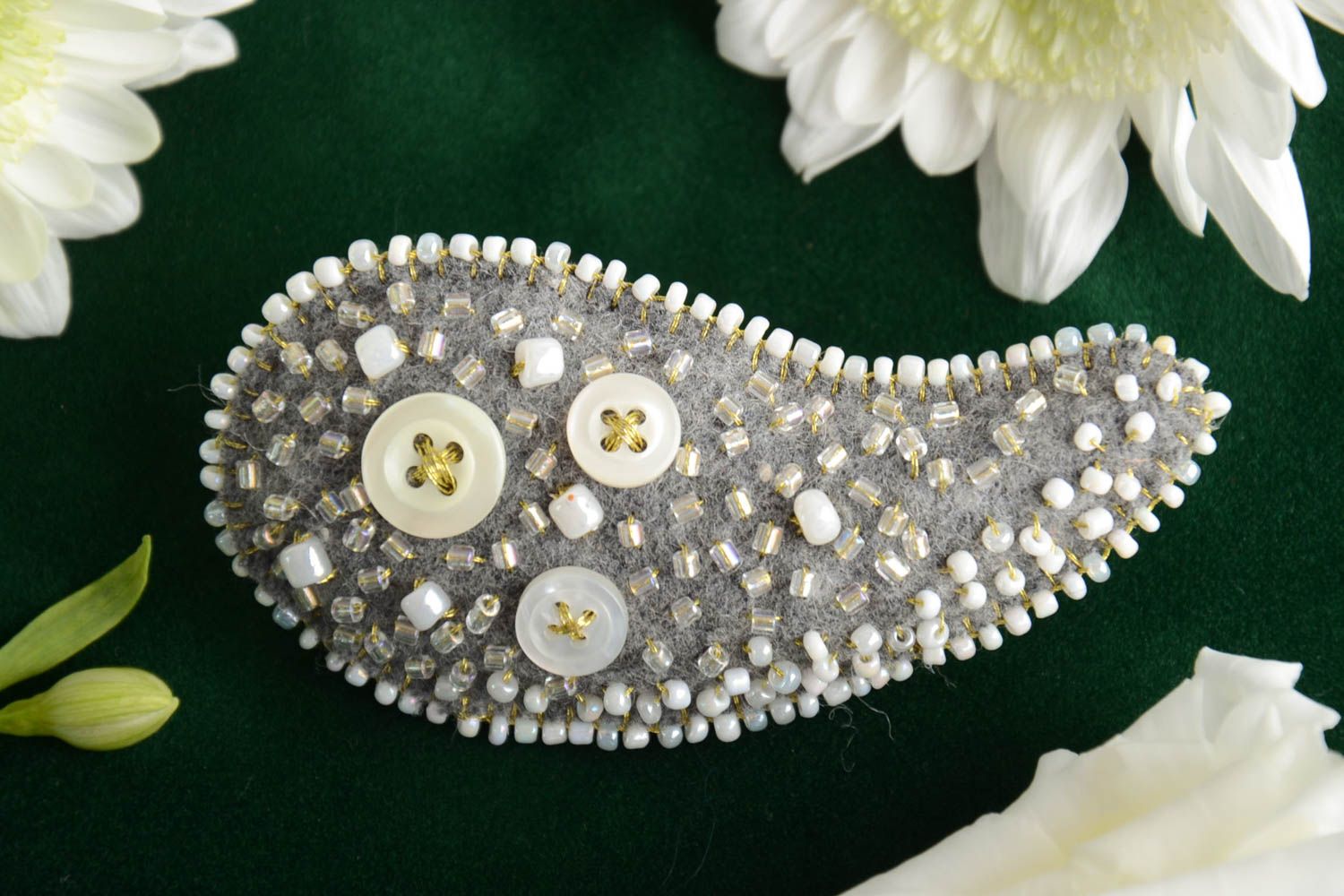 Broche grise en laine perles de rocaille paillettes faite main grande Goutte photo 1