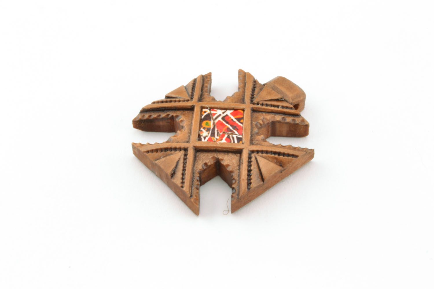 Cruz de pescoço esculpida de madeira pingente artesanal com casca do ovo  foto 4