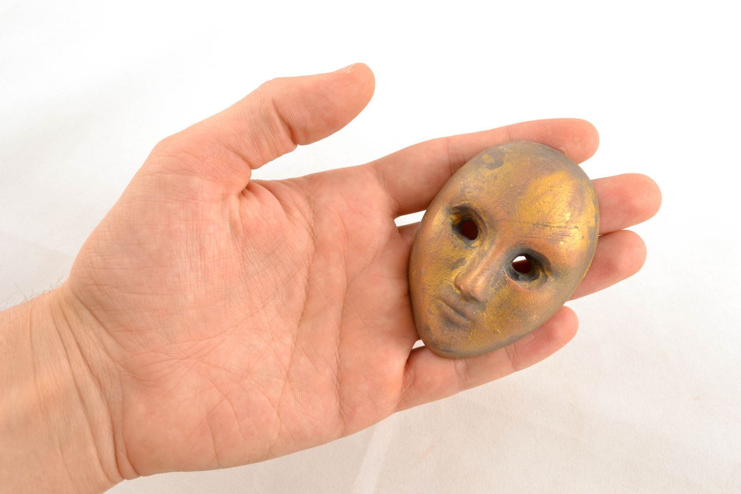 Сувенирная маска из глины для декора дома фото 1