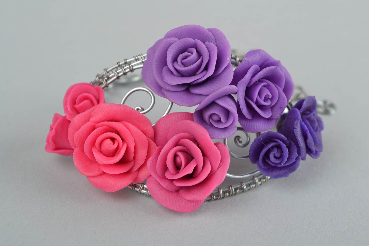 Violet and pink roses cuff bracelet with a metal string base photo 1