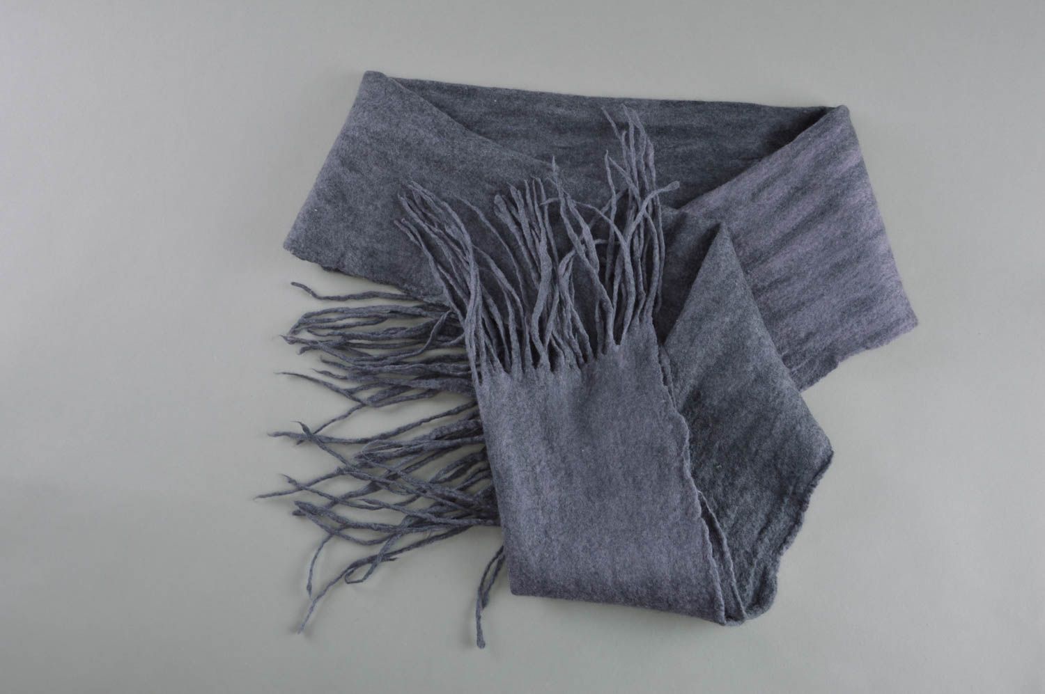 Bufanda tejida a mano de lana en técnica de fieltro bonita gris original larga foto 2