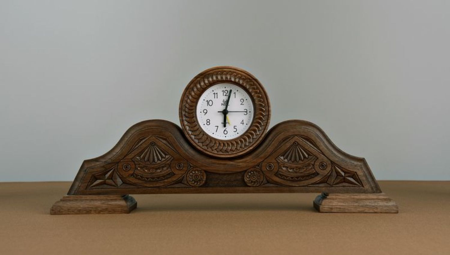 L'orologio lussuoso da tavolo fatto a mano L'orologio decorativo di legno
 foto 3
