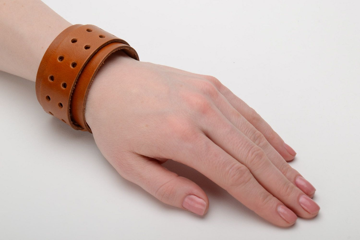 Breites braunes unisex handgemachtes Armband aus Leder Durchmesser 65 mm foto 2