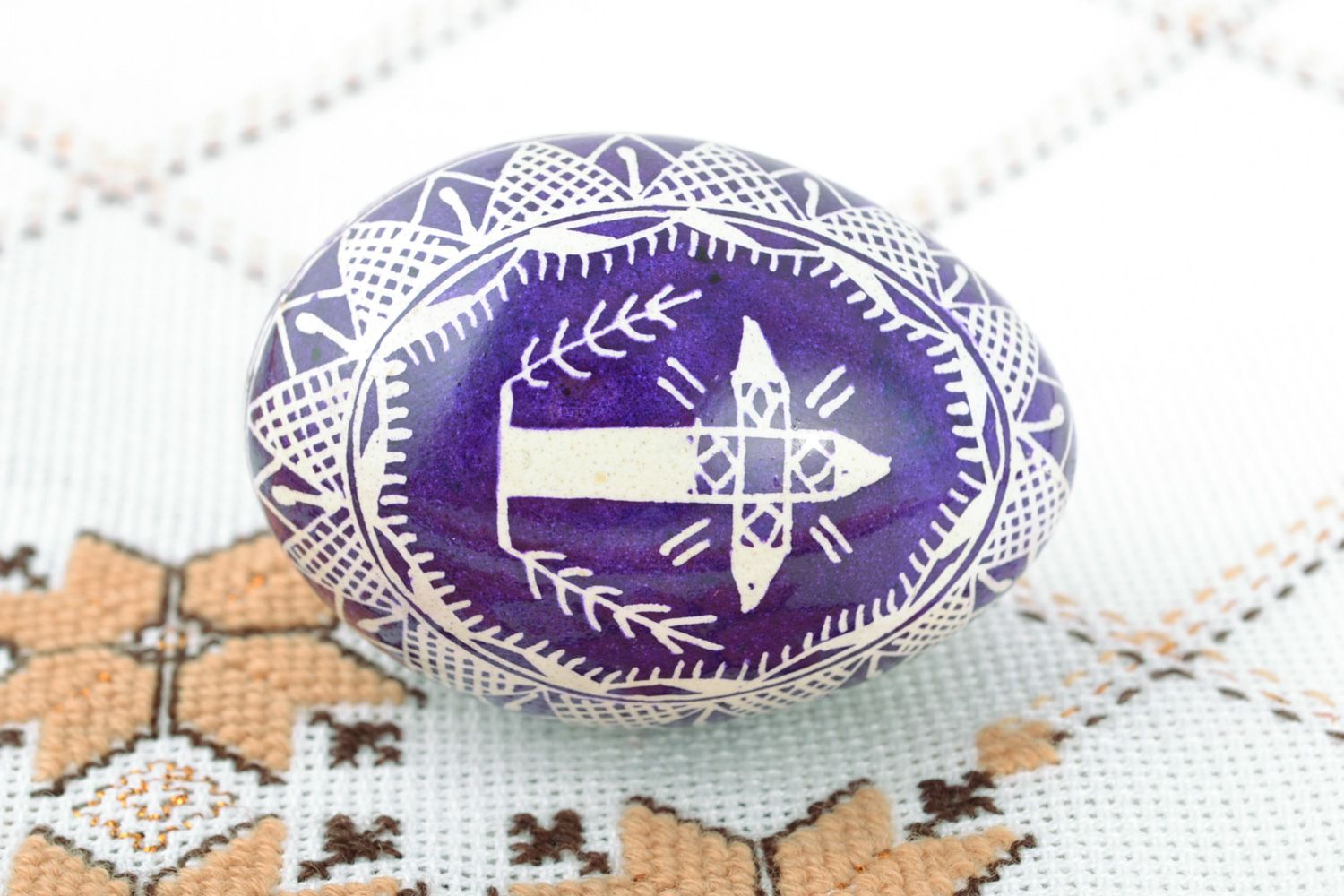 Синее пасхальное яйцо с орнаментом в восковой технике фото 1