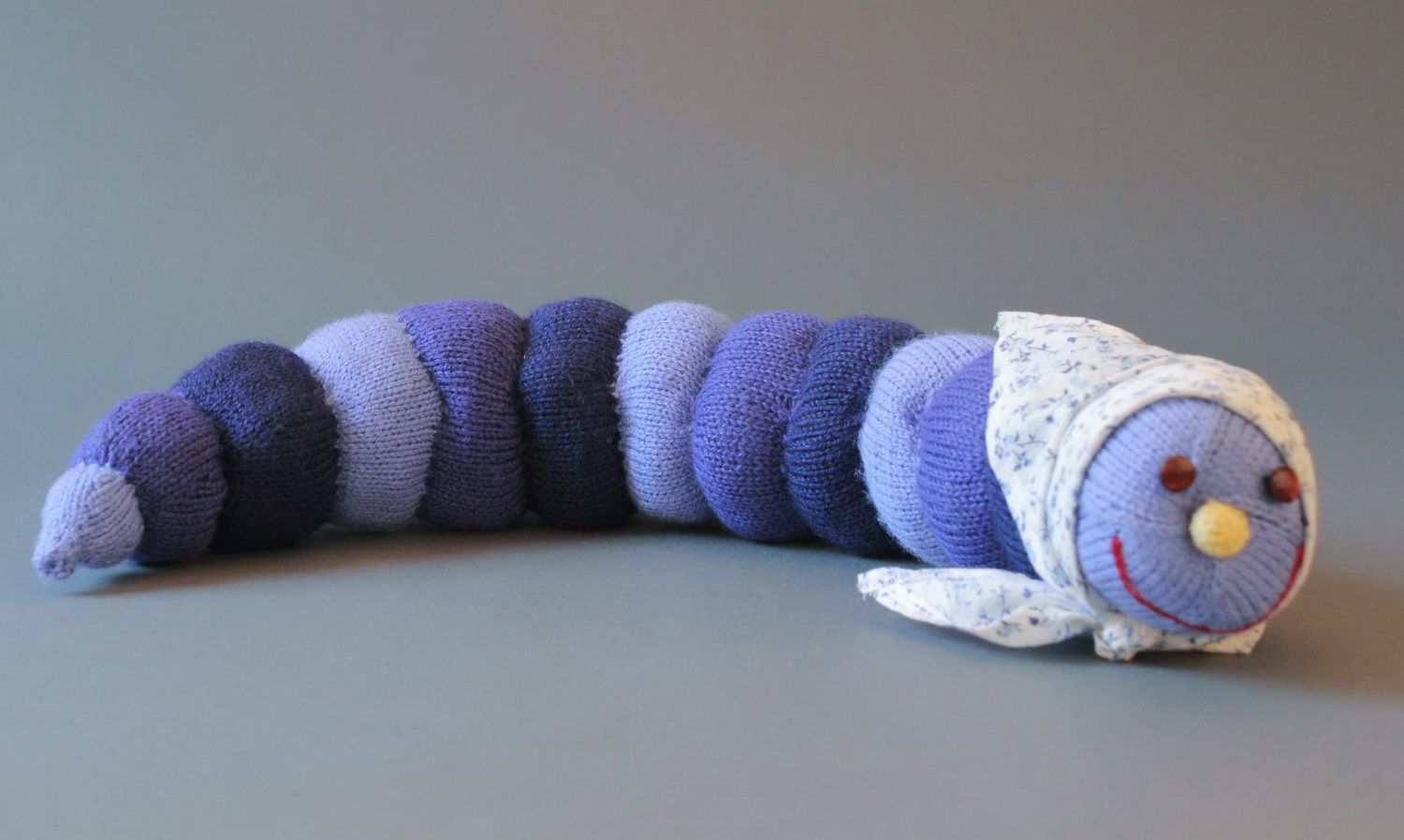 Giocattolo a maglia fatto a mano pupazzo morbido a forma di bruco da bambini foto 1
