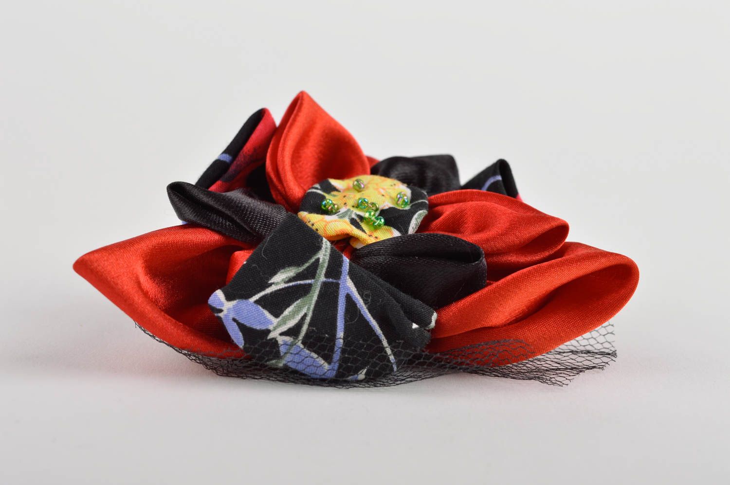 Broche fleur Bijou fait main Accessoire femme rouge avec noir tulle satin cuir photo 3