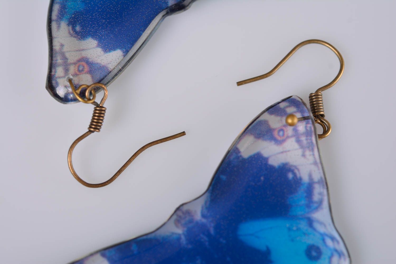 Boucles d'oreilles en résine époxy avec papillons bleus faites main estivales photo 5