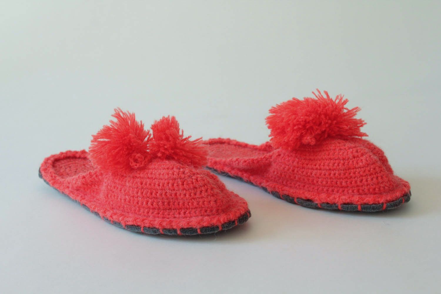 Pantofole da casa fatte a mano di lana in colore rosso da donna belle foto 3