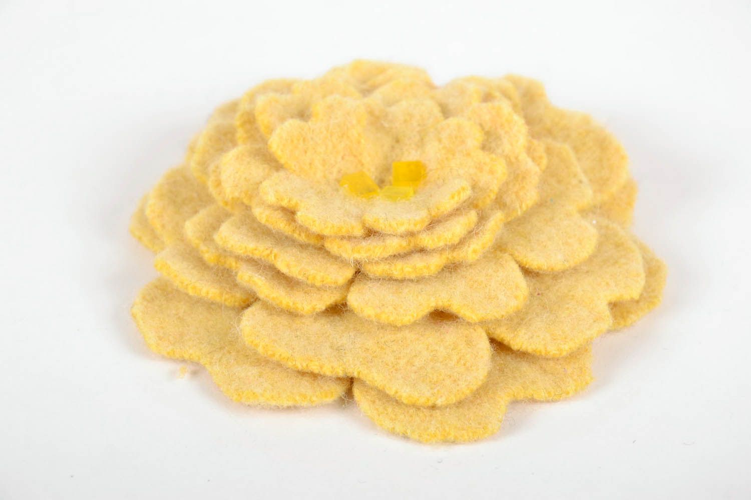 Grande broche fleur en laine jaune photo 3