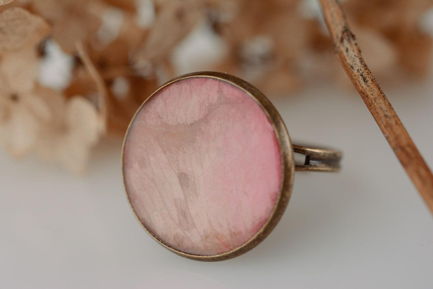Rosafarbiger runder regulierbarer handgemachter Ring aus Epoxidharz mit Rosenblatt foto 1