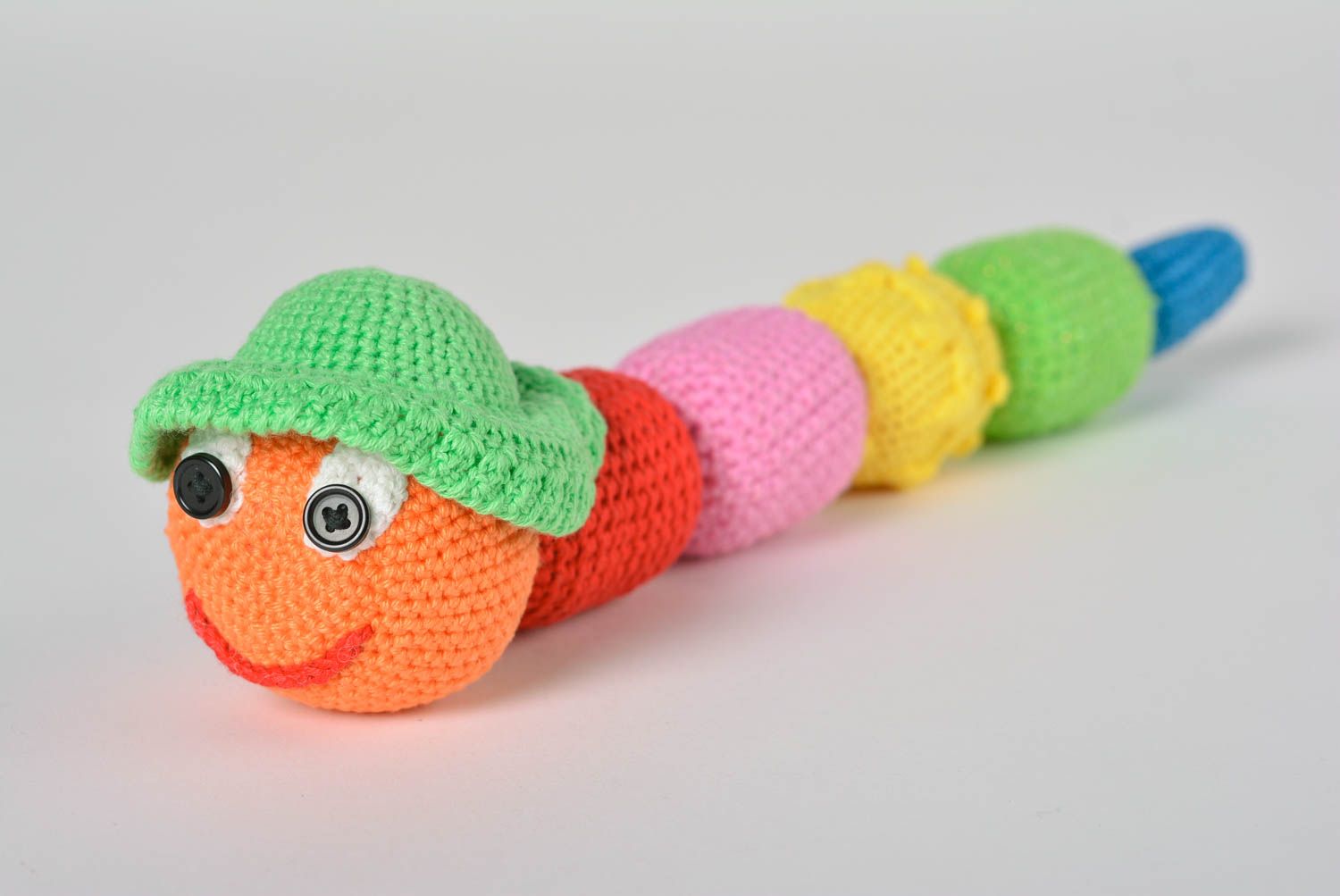 Handmade gehäkeltes Kuscheltier Rassel Spielzeug Geschenk Idee bunte Raupe foto 1