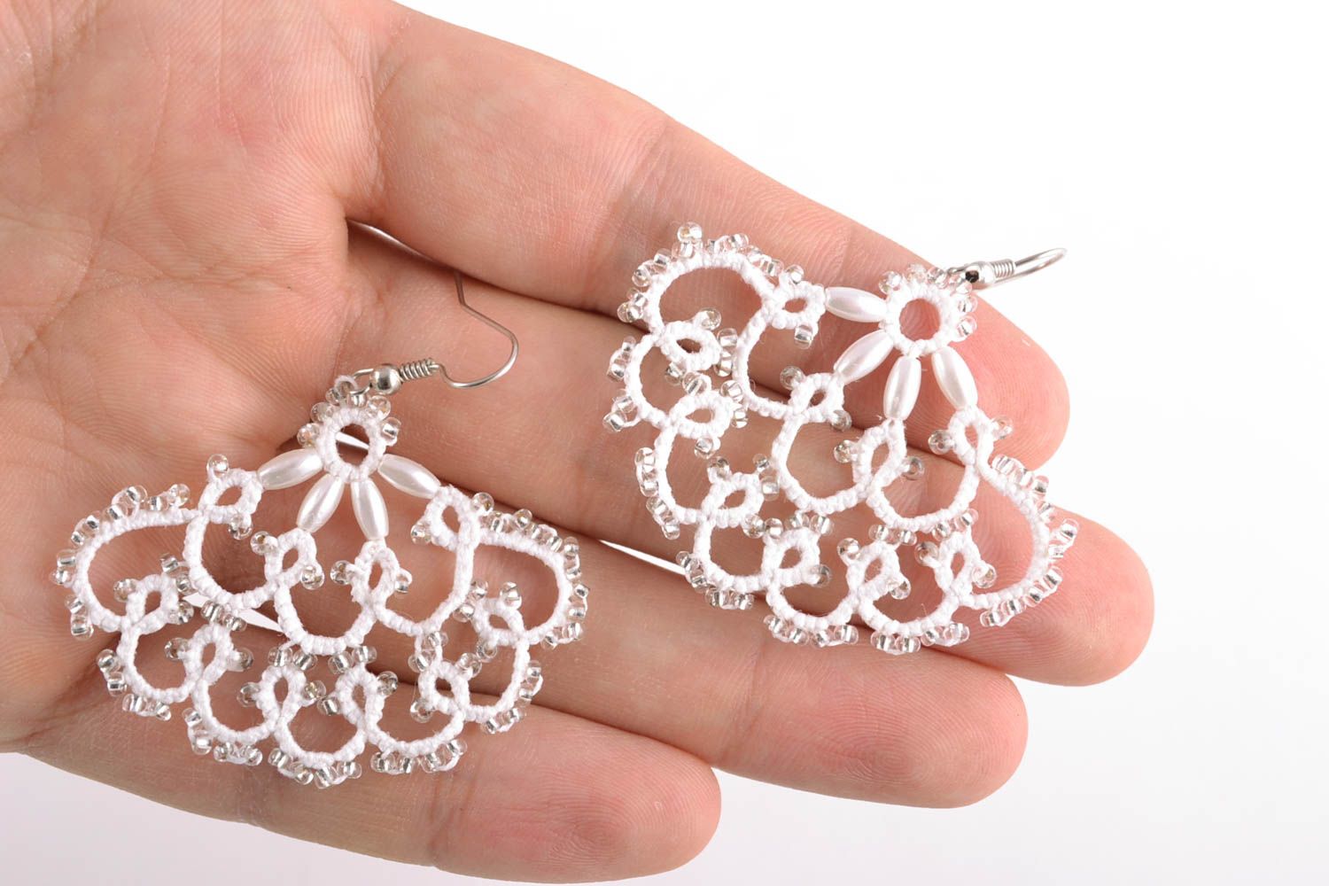 Boucles d'oreilles artisanales faites main tricotées blanches cadeau pour femme photo 2