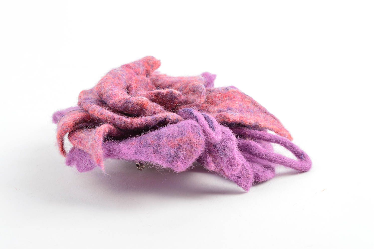 Broche fleur mauve Bijou fait main Accessoire femme laine feutrée design photo 2