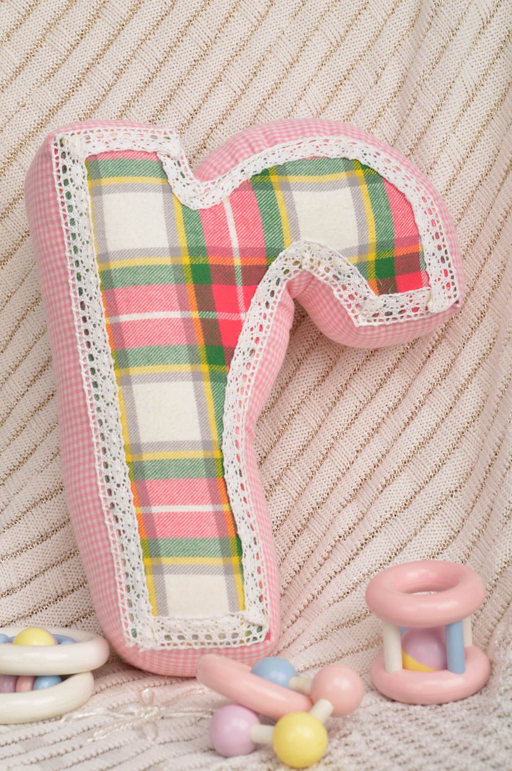 Lettre en tissu R rose à carreaux en coton faite main coussin décoration photo 1