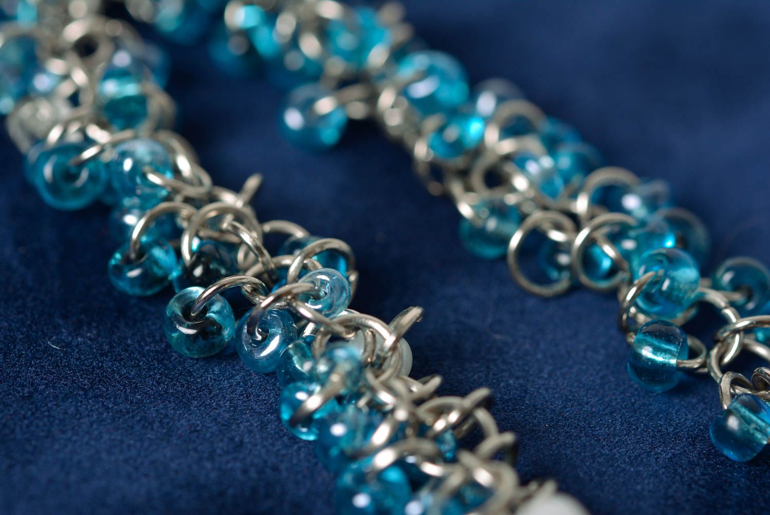 Bracelet en perles de rocaille et métal mince bleu fait main joli original  photo 3