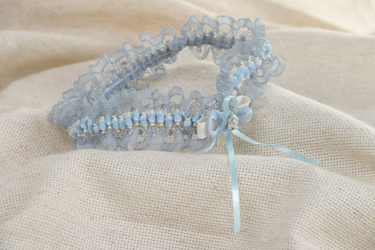 Handgemachtes blaues Strumpfband für Hochzeit aus Spitze und Ripsband mit Glasperle foto 1