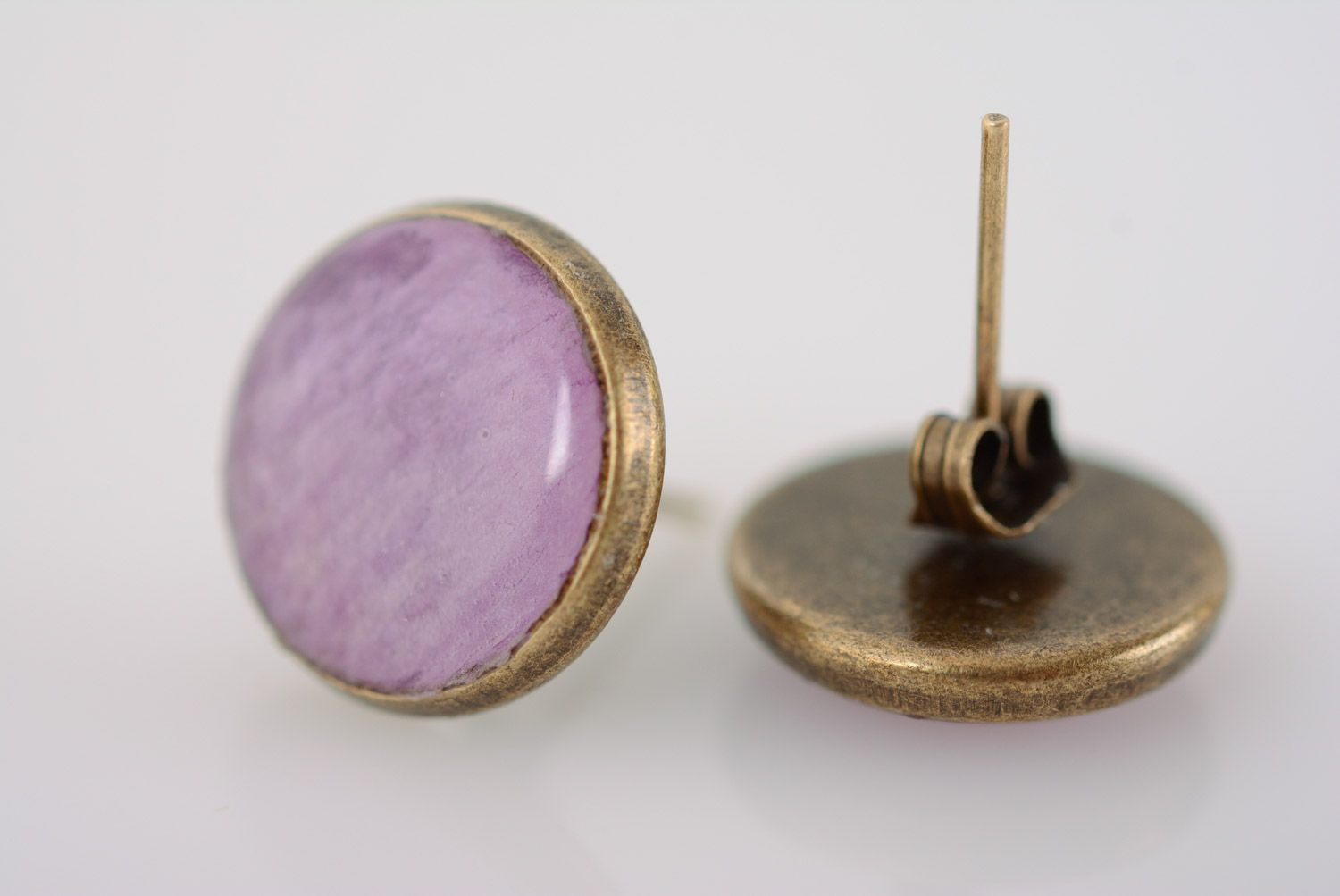 Handmade round stud earrings with dried flowers in epoxy resin of violet color photo 4