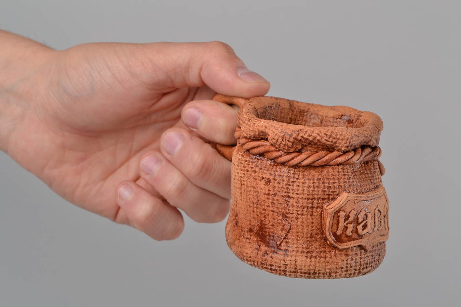 Keramische originelle Tasse für Kaffee in Braun schön handmade für Küche Dekor foto 2