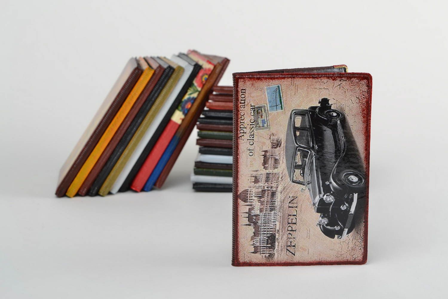 künstlerische schöne bemalte Passhülle aus Kunstleder mit Retro Auto handgemacht foto 1