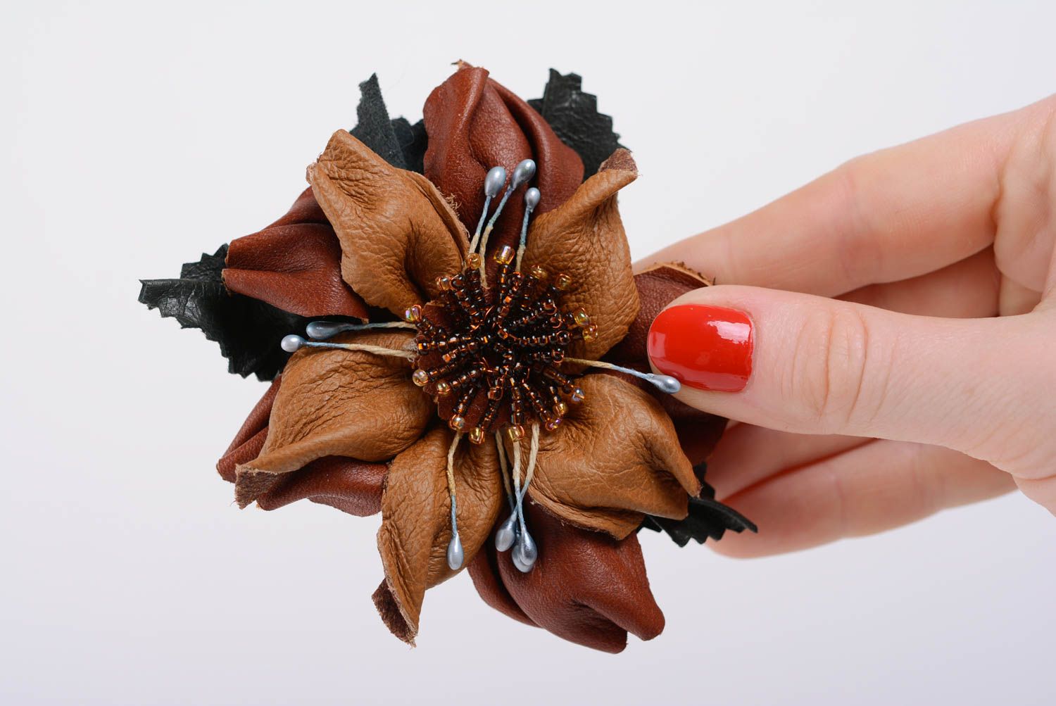 Broche de cuero artesanal con forma de flor marrón negro pequeño foto 4