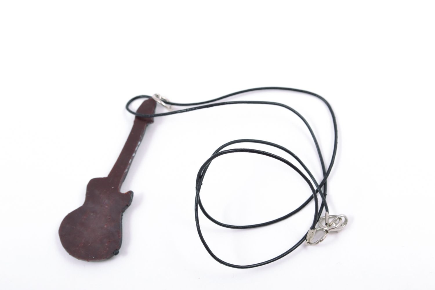 Colgante de arcilla polimérica con forma de guitarra en cordón foto 4