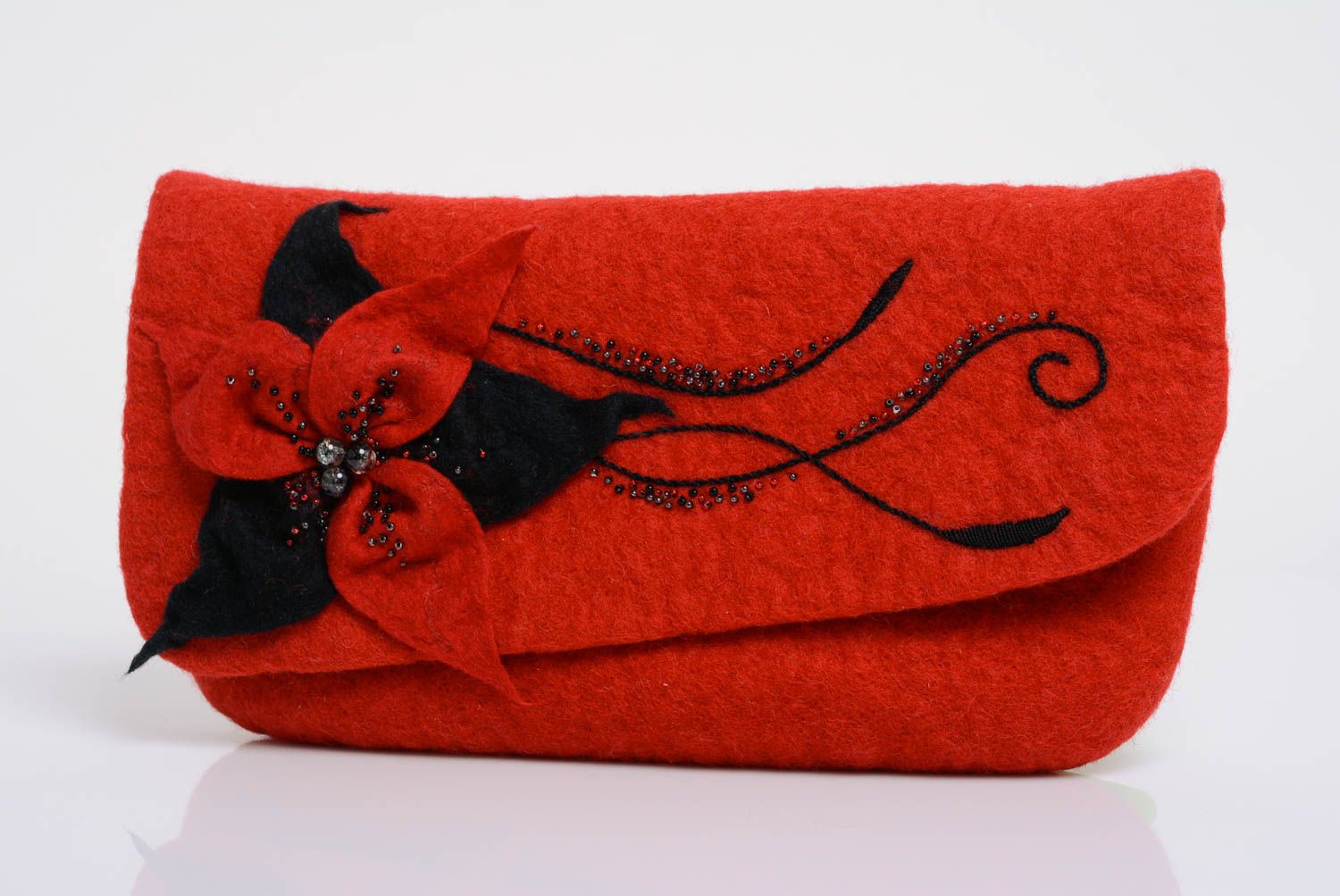 Bolso de lana artesanal rojo en técnica de fieltro con cadenita foto 2