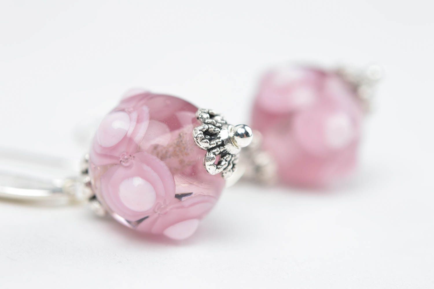 Boucles d'oreilles pendantes Bijou fait main en verre Cadeau femme boules roses photo 4