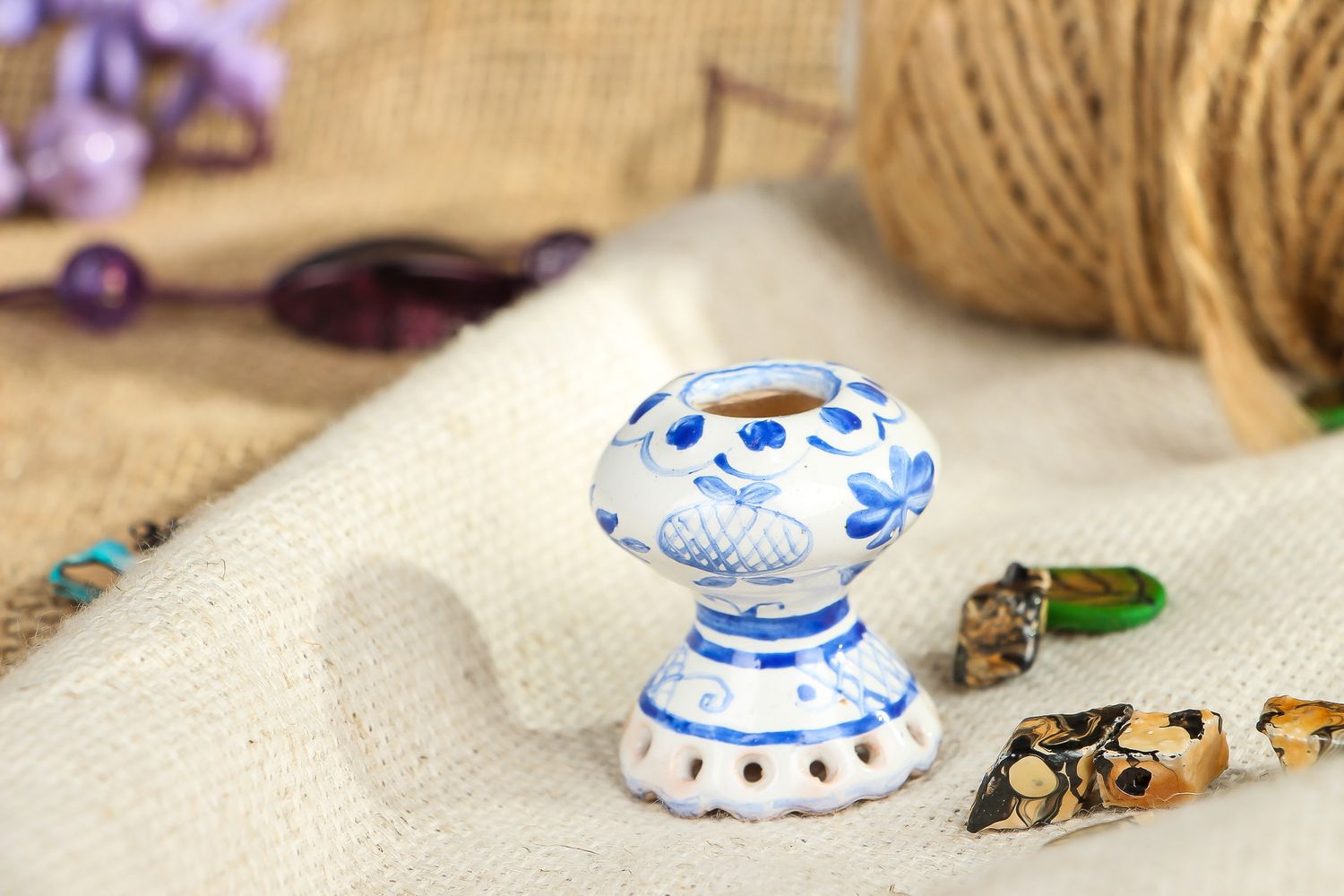 Petit vase en céramique blanc bleu fait main photo 4