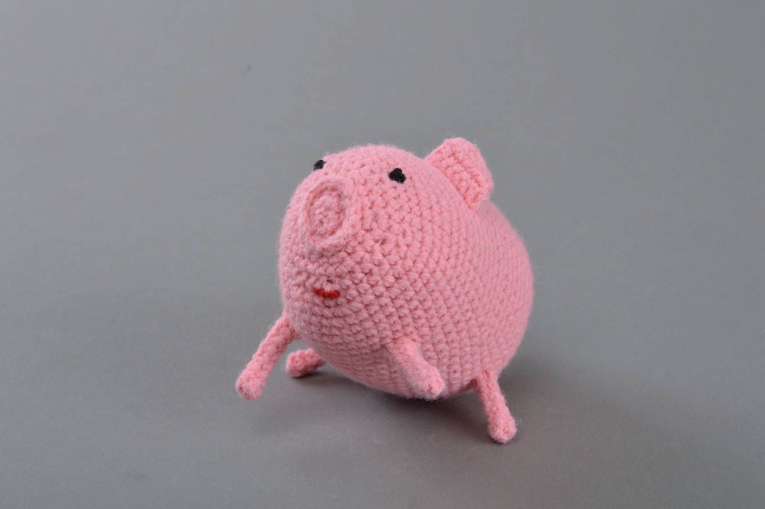 Kleines rosa gehäkeltes Kuscheltier Schwein künstlerische Handarbeit foto 3