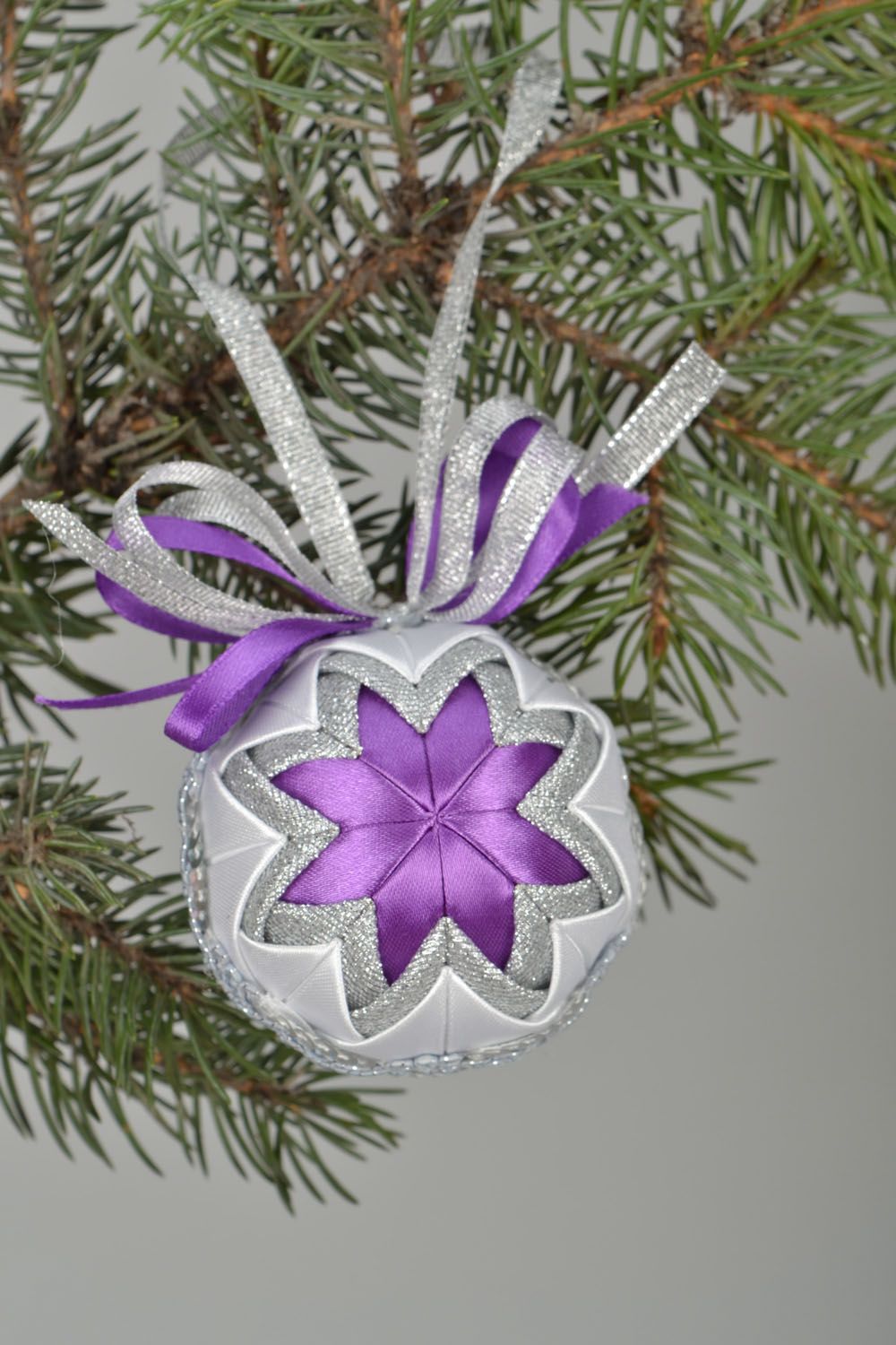Décoration pour arbre de Noël faite main en polystyrène et rubans blanc mauve photo 1