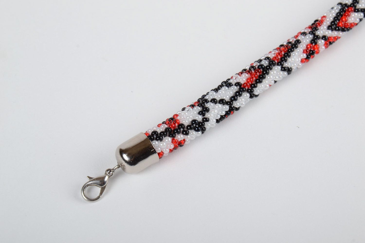 Bracelet en perles de rocaille au crochet blanc rouge noir ethnique fait main photo 3