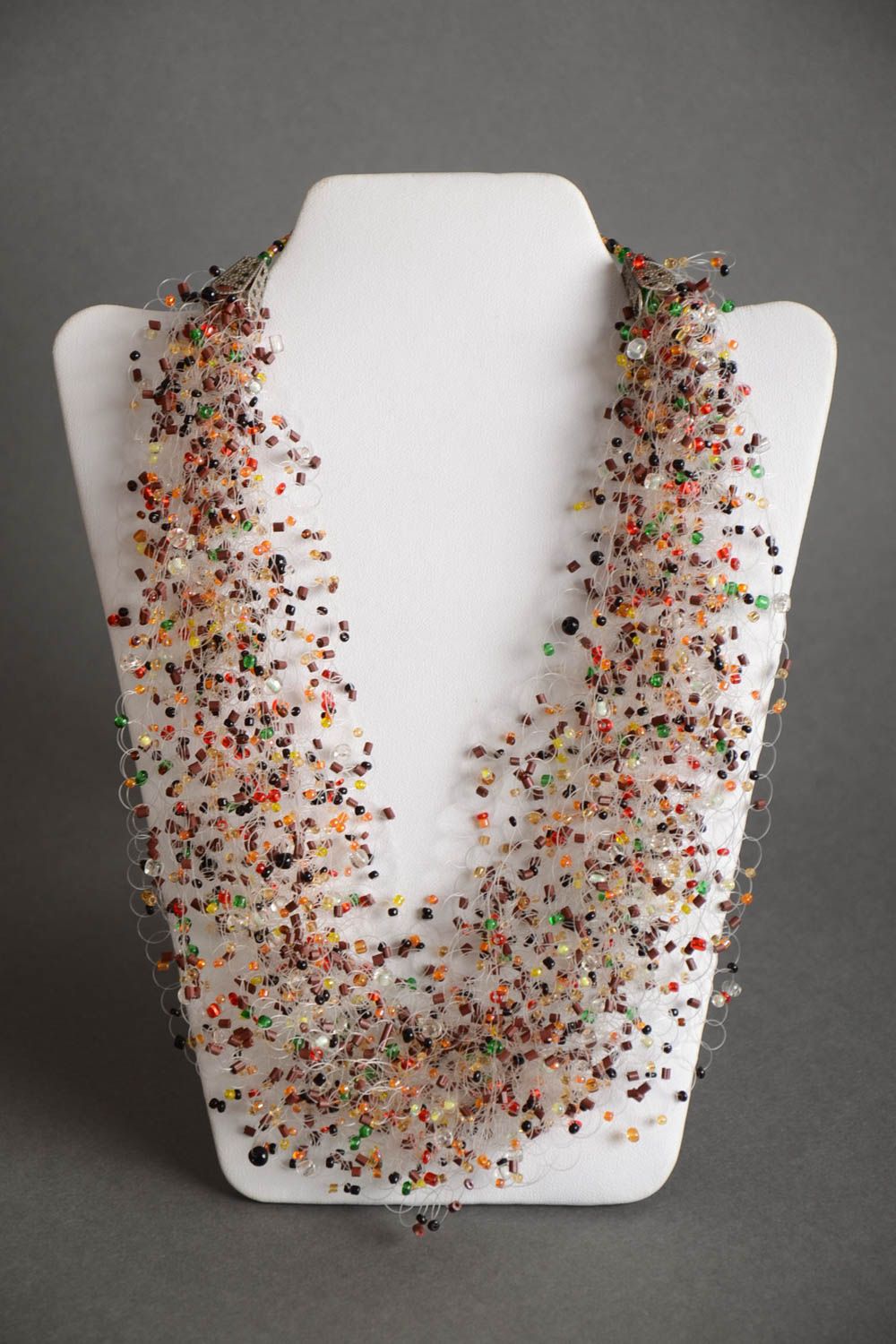 Collar de abalorios artesanal multicolor trenzado ligero con cierre toggle  foto 2