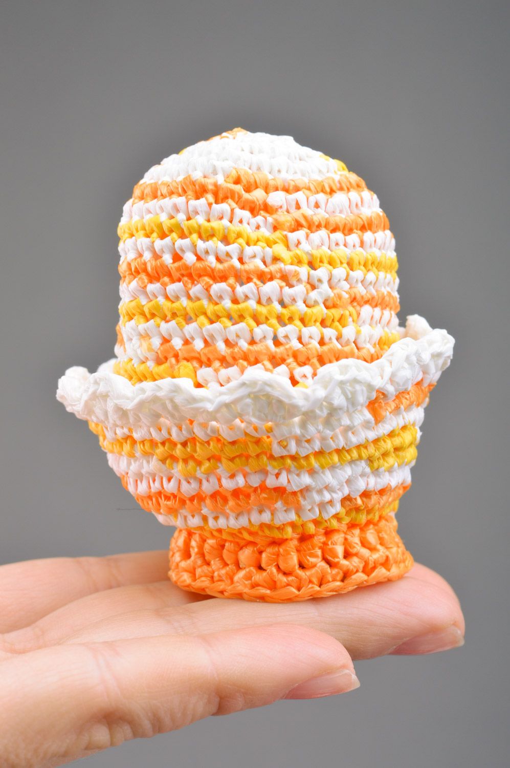 Красивое вязаное пасхальное яйцо желтое на подставке и с колпачком ручной работы фото 3