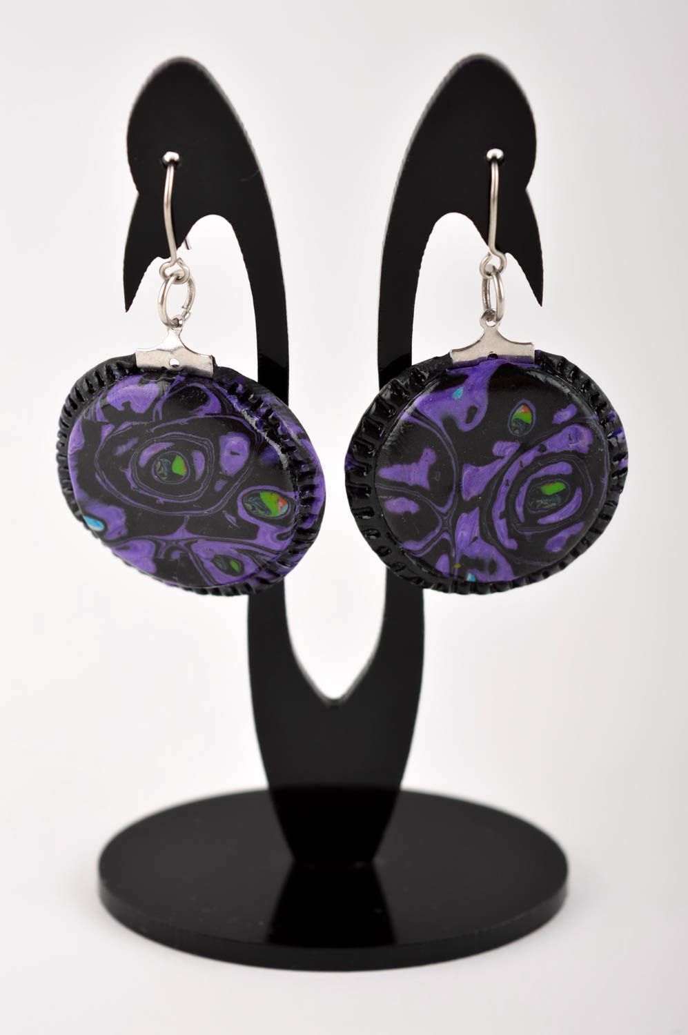 Модные серьги украшение ручной работы фиолетовые серьги из полимерной глины фото 2