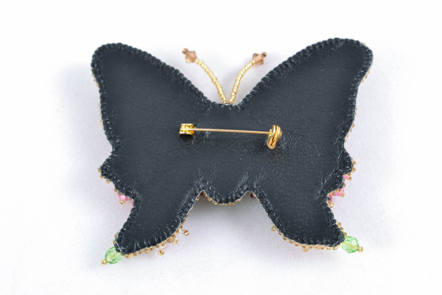 Broche artesanal bordado con abalorios y piedras naturales Mariposa foto 3