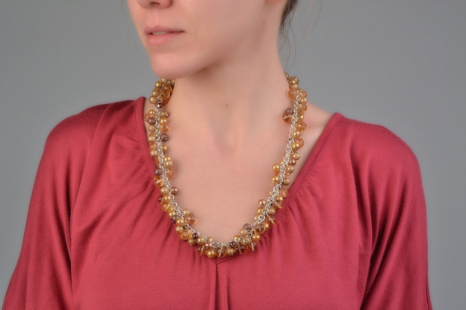 Boucles d'oreilles et collier artisanaux en perles beiges faits main bijoux photo 2