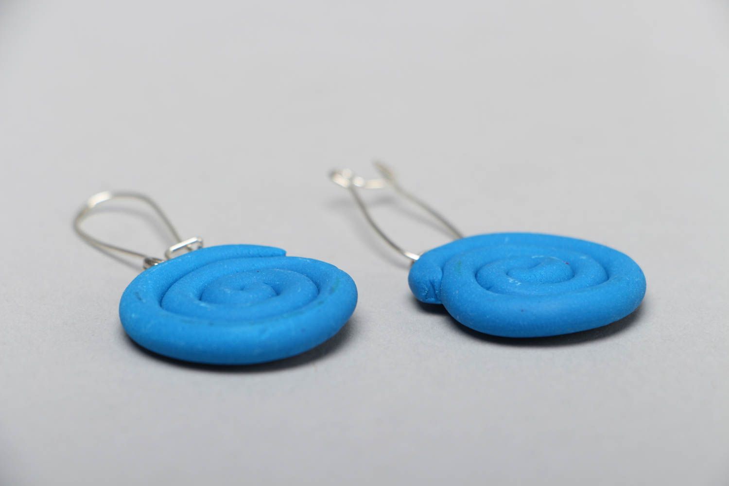 Boucles d'oreilles en pâte polymère Spirale bleue  photo 2