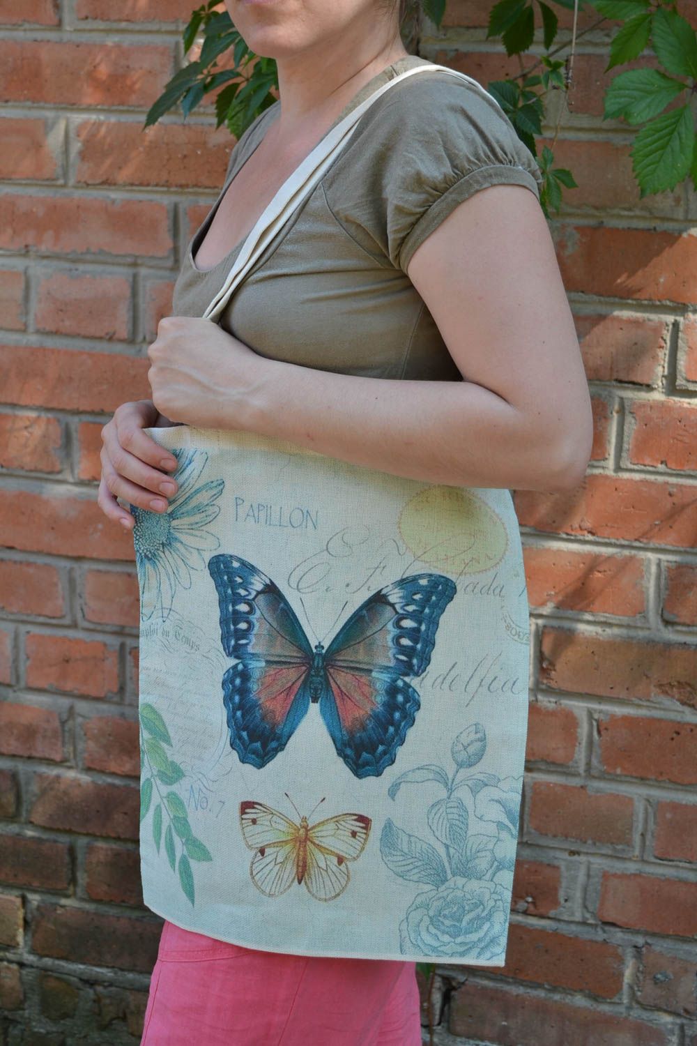 Schöne handgemachte Tasche aus Stoff mit Print von Schmetterlingen für Shopping foto 1