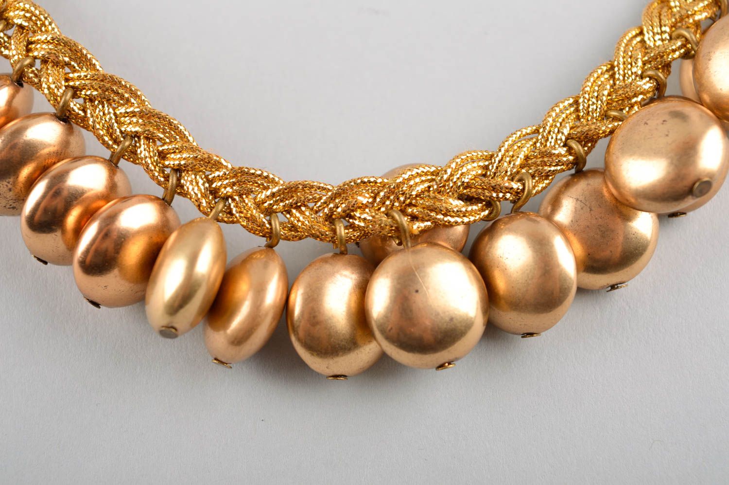 Collier design Bijou fait main cordon perles couleur dorée Accessoire femme photo 3