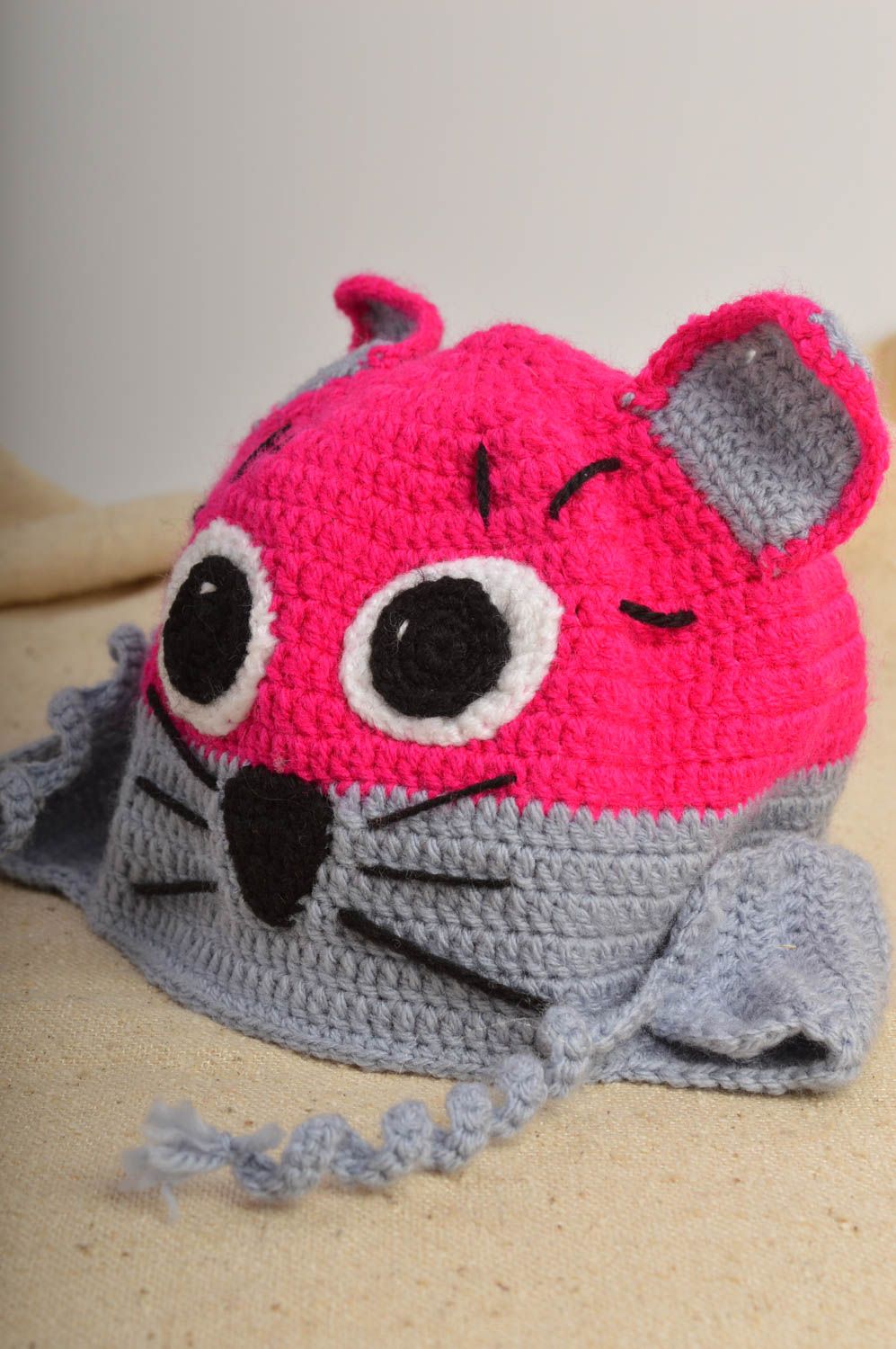 Gehäkelte Kindermütze handgefertigt modisches Accessoire Mütze Katze grau rosa foto 2