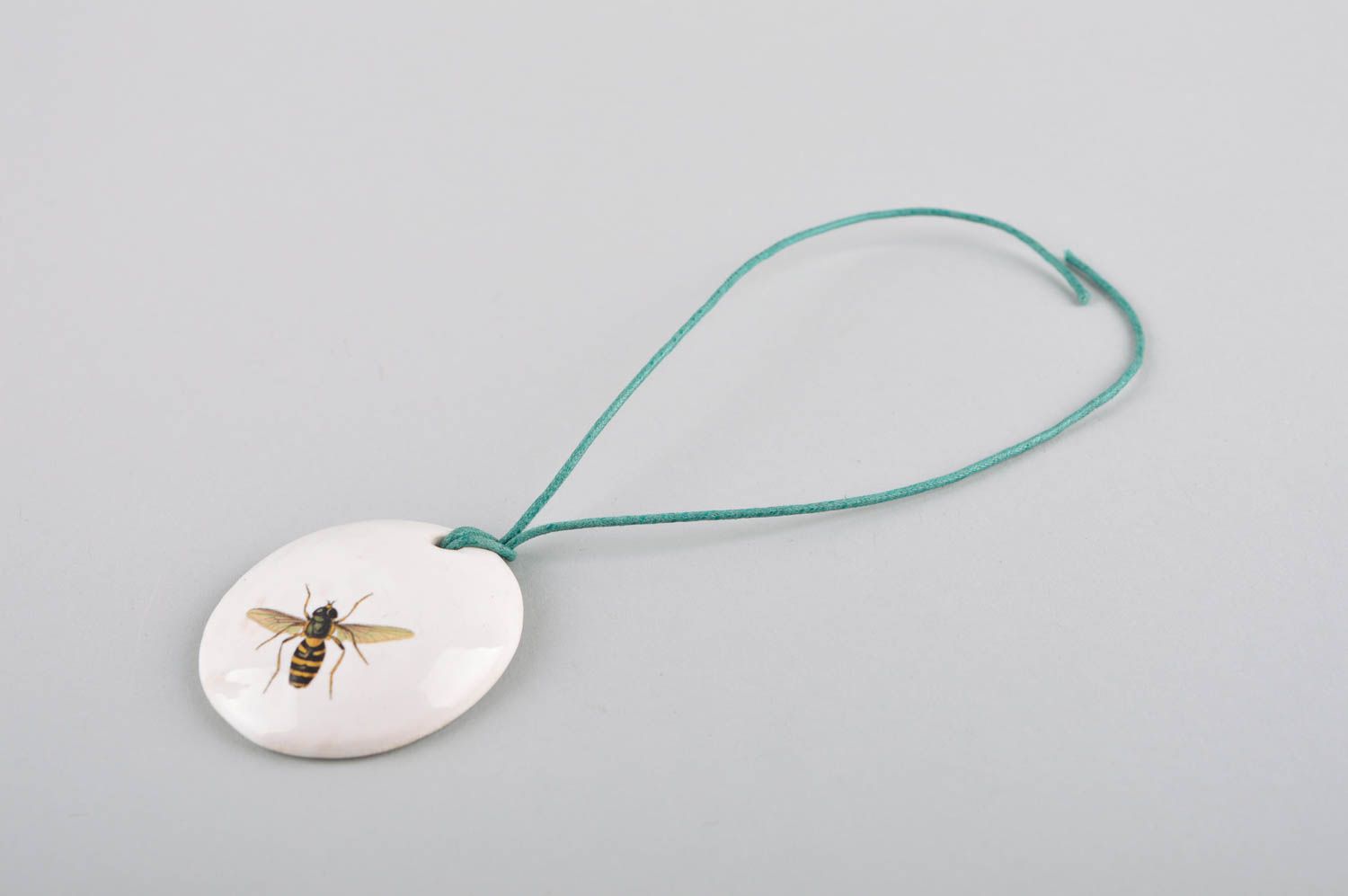 Pendentif abeille Bijou fait main céramique rond blanc Cadeau femme original photo 5