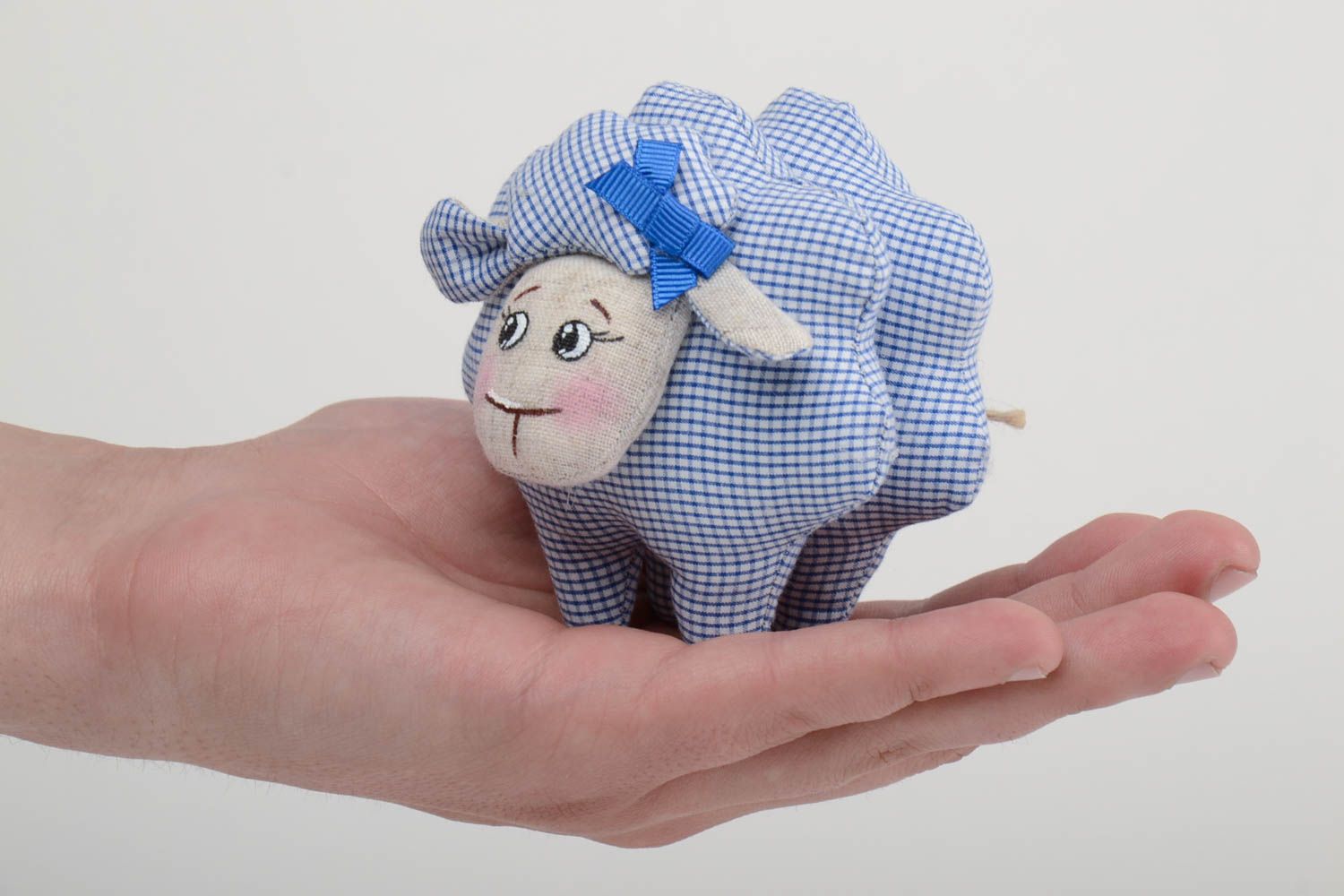 Handmade Stofftier Schaf kariert bemalt für Kinder und Interieur Dekoration foto 5