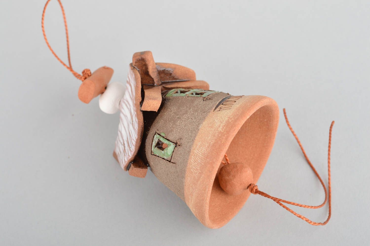 Глиняный колокольчик расписанный глазурью ручной работы Домик с белой крышей фото 2
