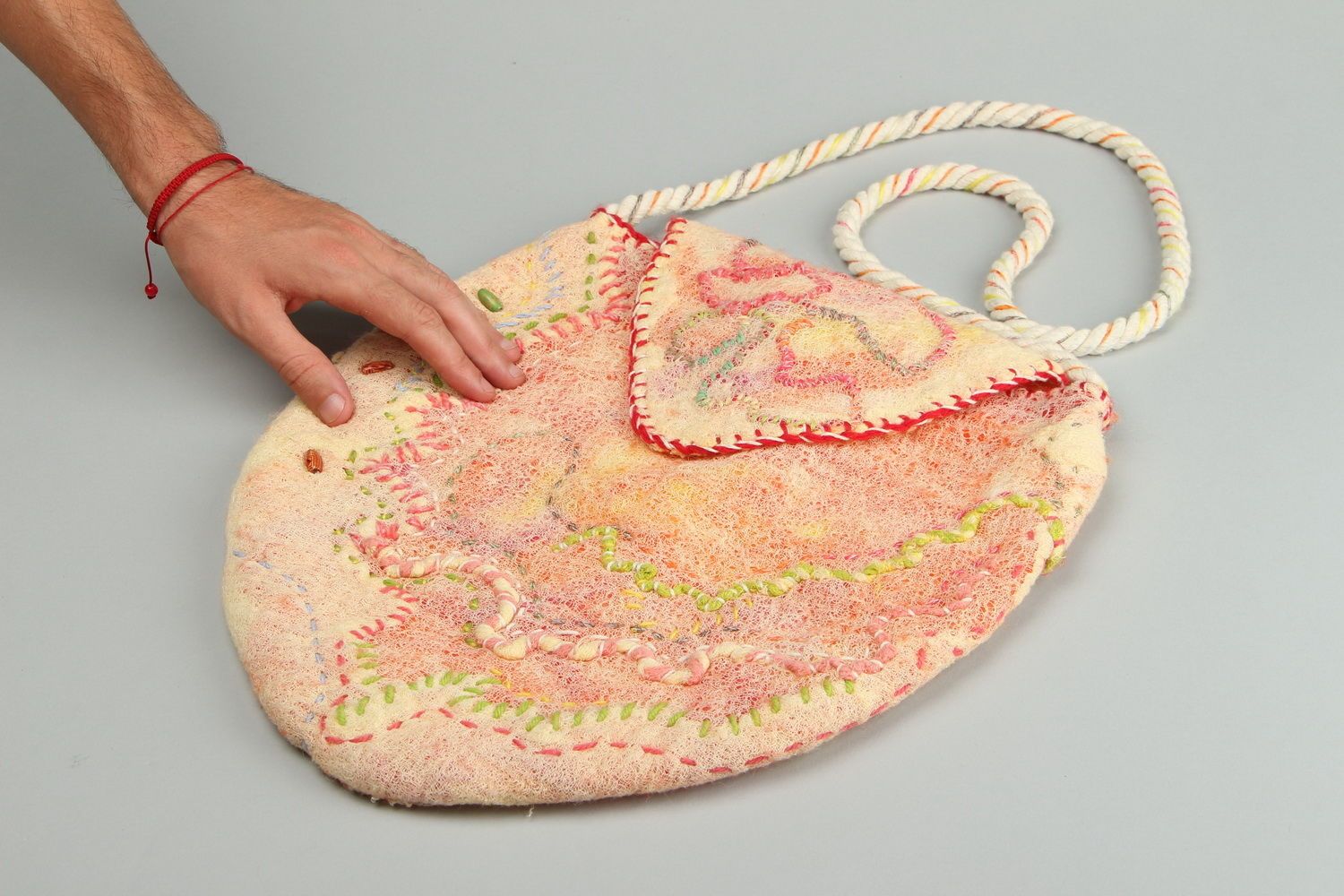 Handgemachte Tasche aus gewalkter Wolle Bonbon foto 5