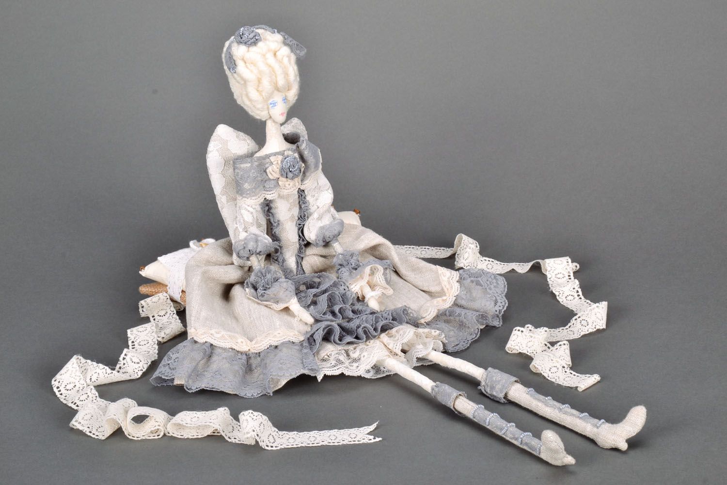 Muñeca de interior en vestido gris foto 1