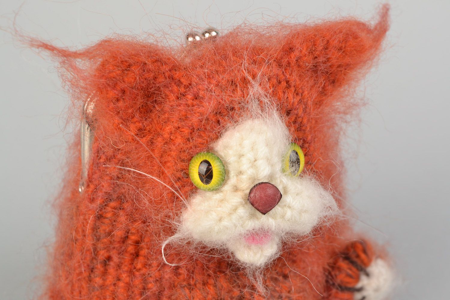 Monedero artesanal tejido a ganchillo para niños con forma de gato marrón  foto 4