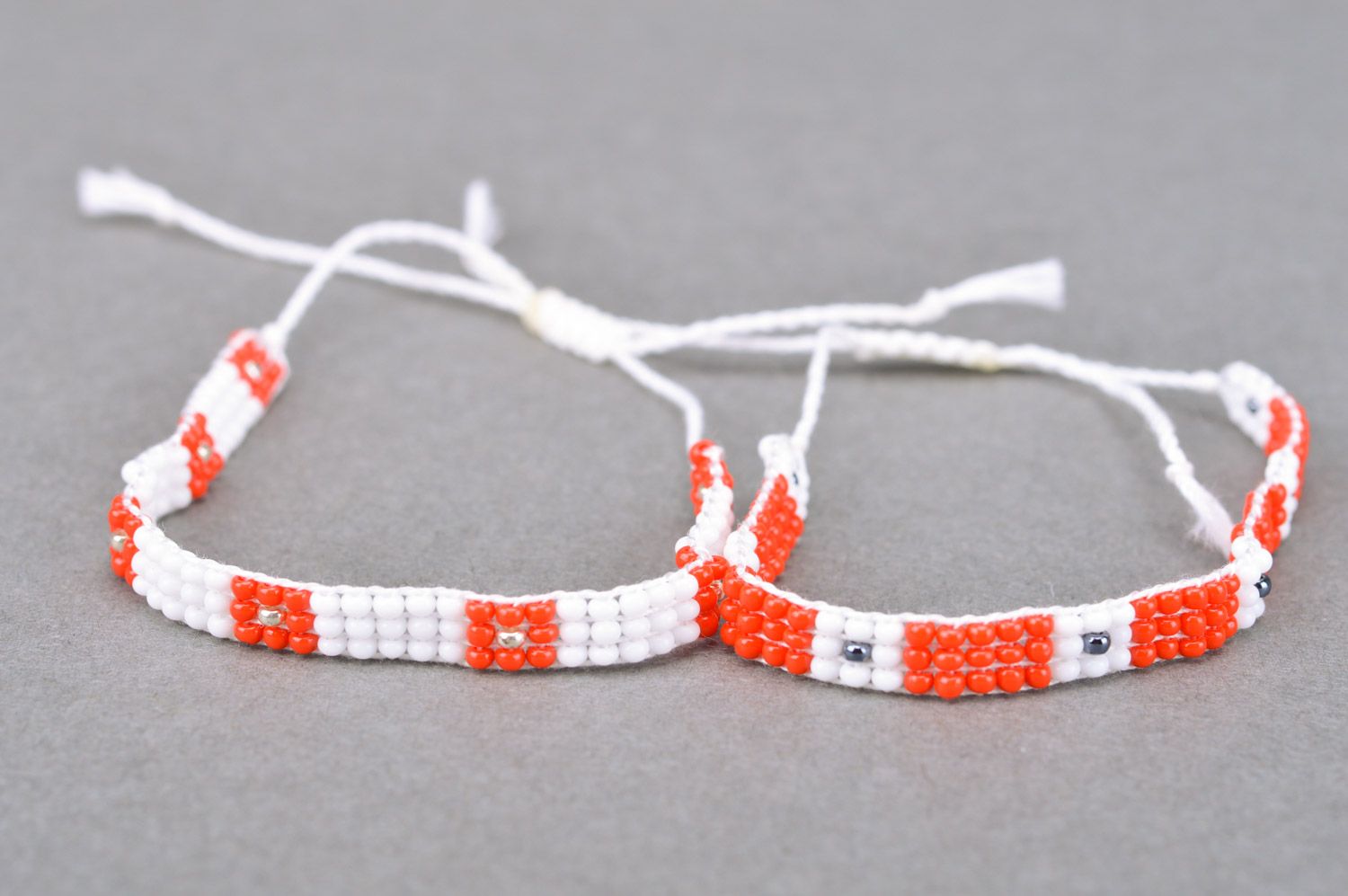 Набор браслетов на руку из бисера ручной работы белые с красным красивые 2 штуки фото 2
