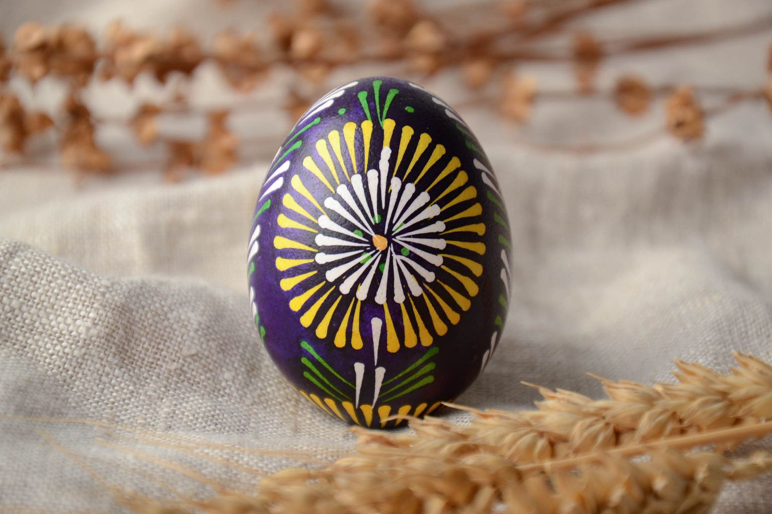 L'uovo decorativo fatto a mano pysanka dipinta a mano pasquale ucraina  foto 1