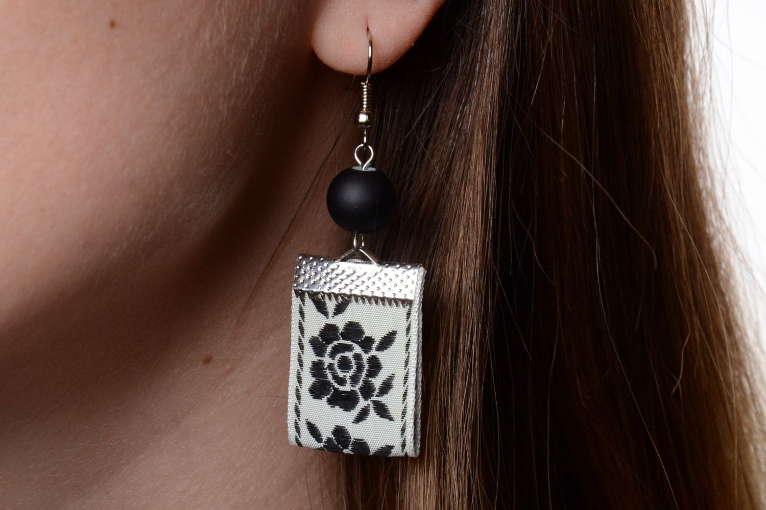 Boucles d'oreilles textiles noir et blanc aux motifs floraux faites main photo 5